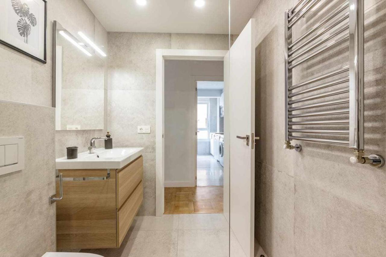 New Amara Suite Friends & Families Parking San Sebastián Exteriör bild